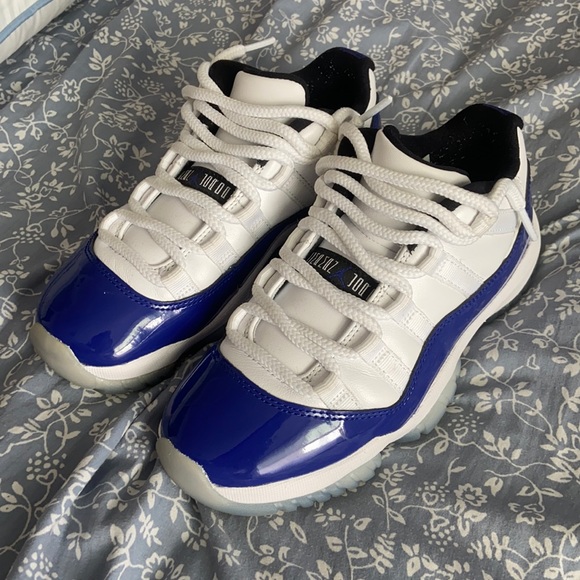 Jordan size 5 in Women’s / 3.5 in youth - Picture 2 of 3